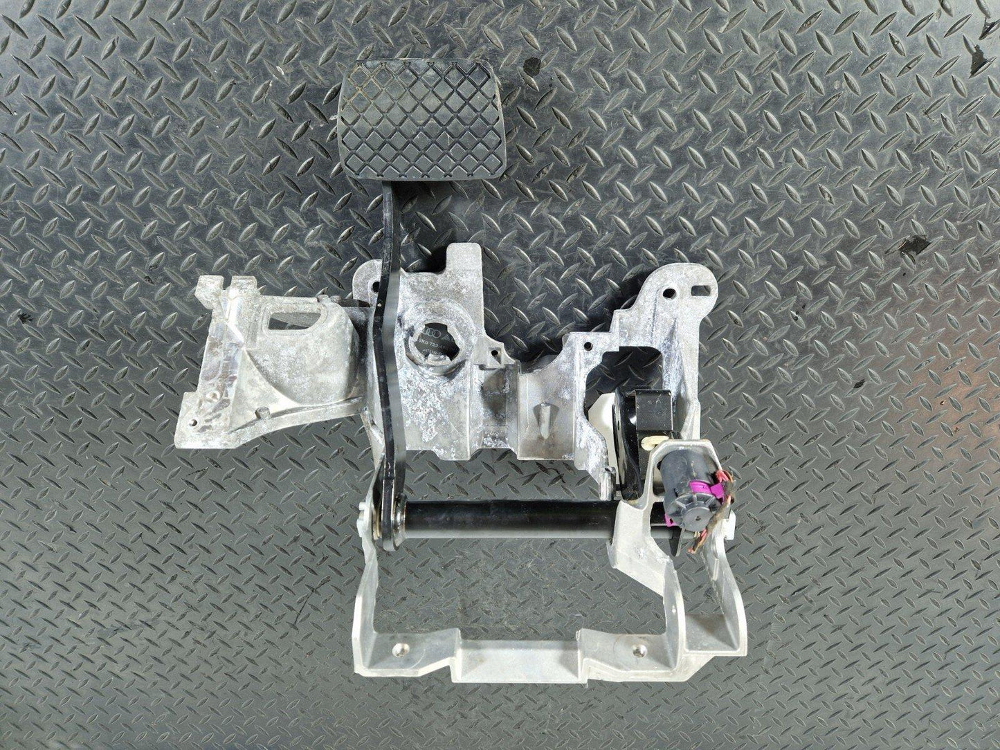 12-18 AUDI A6 C7 GENUINE BRAKE CLUTCH PEDAL ASSEMBLY 8K2721117