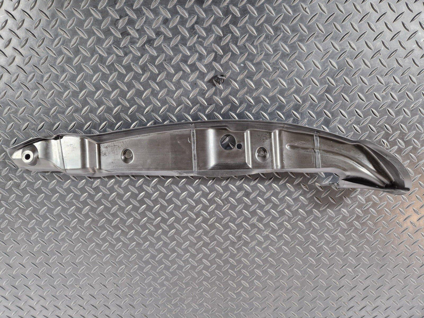 12-18 AUDI A6 C7 GENUINE FRONT WING BRACKET LEFT PASSENGER SIDE 4G0821111