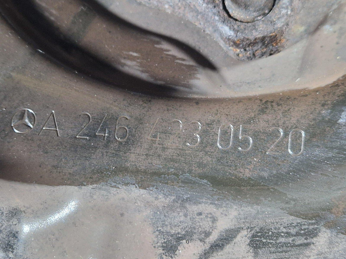 13-19 MERCEDES BENZ CLA C117 GENUINE OEM REAR RIGHT O/S WHEEL HUB A2460406