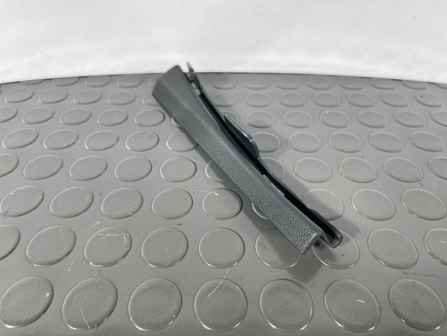 16-19 AUDI A4 B9 SALOON GENUINE RIGHT DRIVER SIDE A PILLAR BRACKET 8W0868204