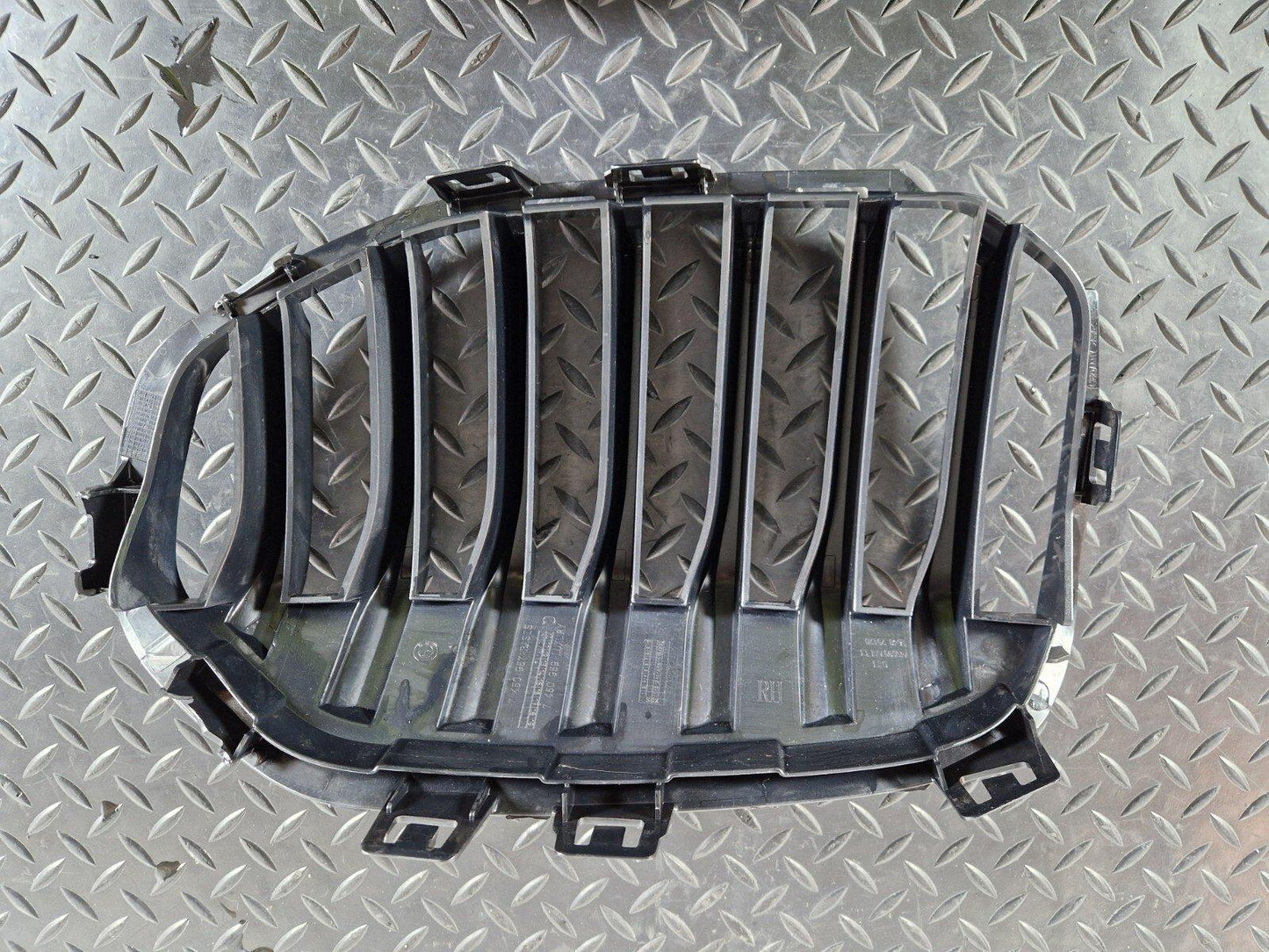 20-24 BMW 1 SERIES F40 FRONT BUMPER RIGHT SIDE KIDNEY GRILL 7450957 (DAMAGED)