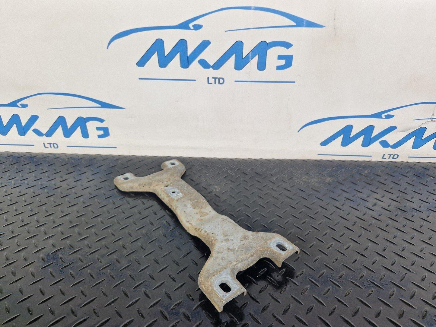 19-ON MERCEDES A CLA C188 V177 EQ 250E EXHAUST SYSTEM CENTRE BRACKET A2474921500