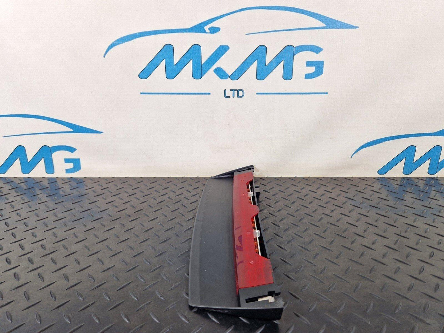 10-17 AUDI A8 4H REAR CENTER 3RD BRAKE STOP LIGHT 4H0945097A