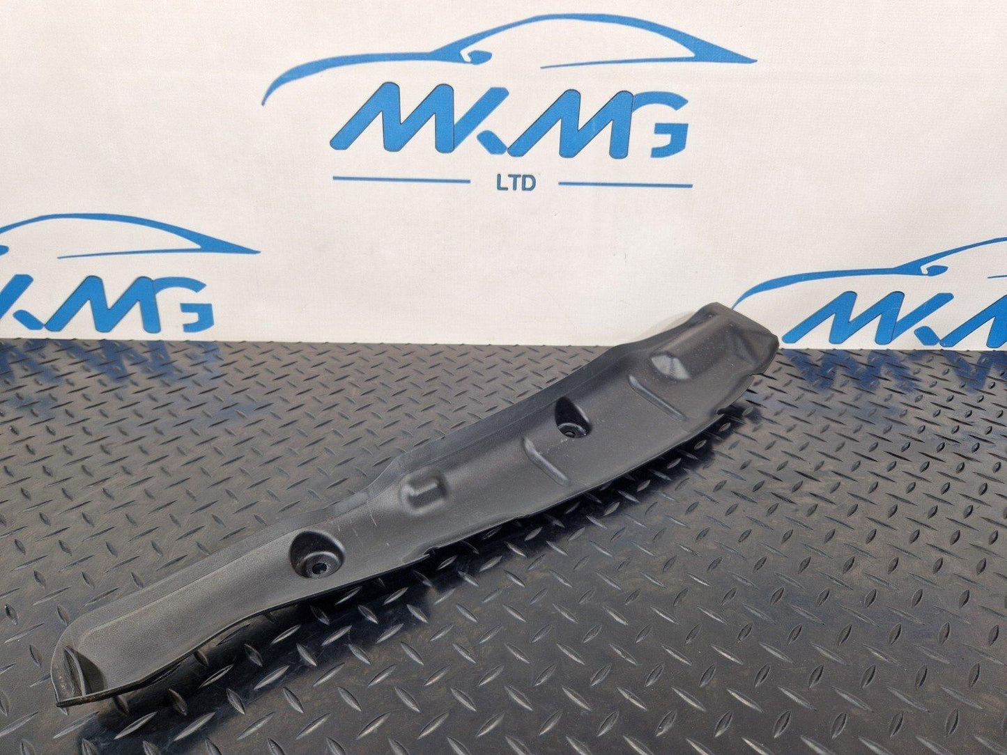 16-19 AUDI A4 B9 SALOON GENUINE FRONT RIGHT WING FILLER INSULATOR 8W0821112