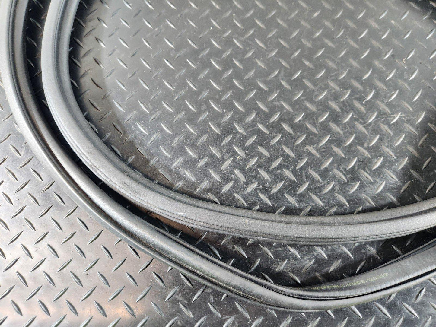 16-20 AUDI Q7 4M GENUINE REAR LEFT & RIGHT DOOR SEAL RUBBER STRIP 4M0833721C