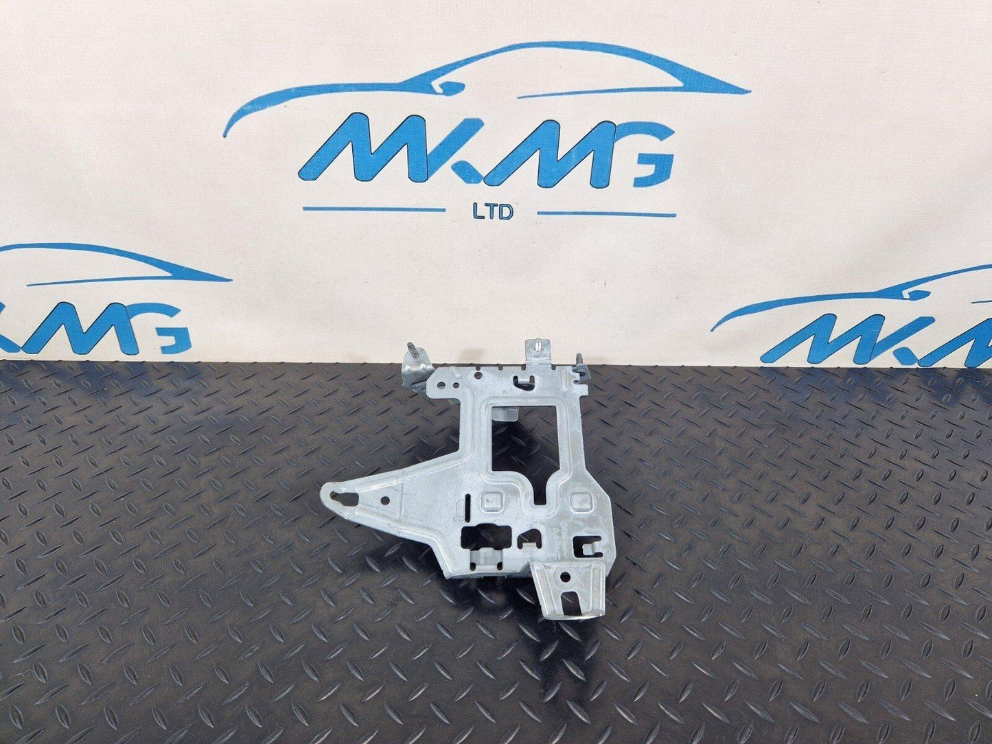14-21 MERCEDES BENZ C200 W205 FUSE BOX RELAY HOLDER BRACKET A2055451740
