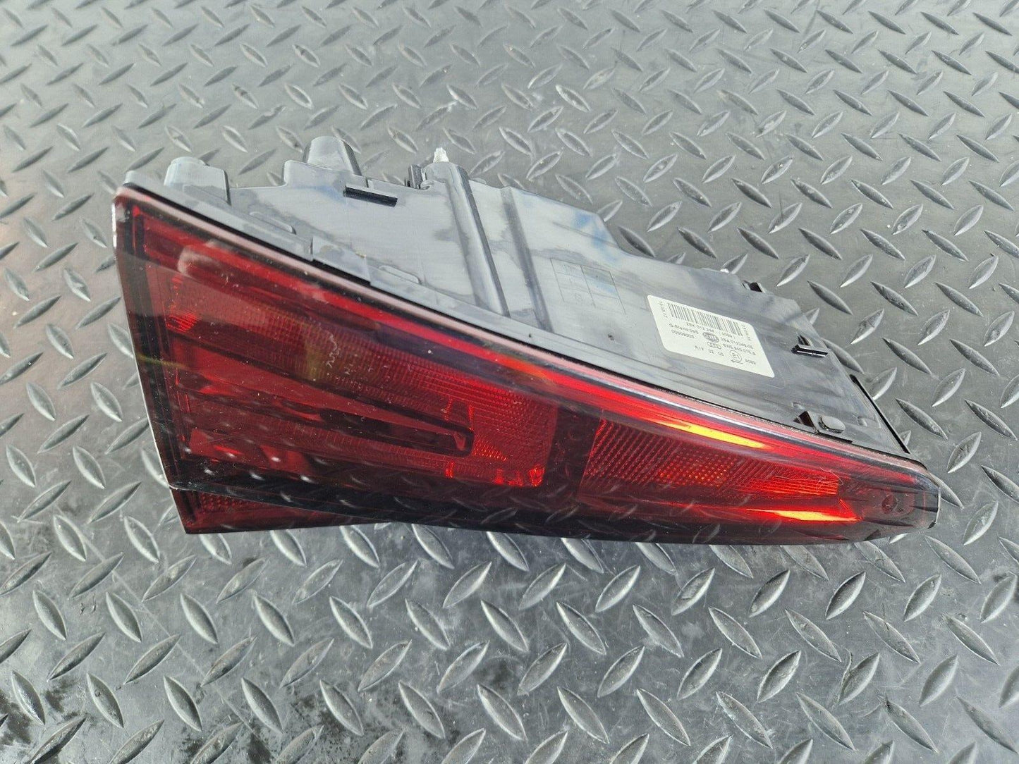 16-19 AUDI A4 B9 SALOON REAR LEFT N/S/R INNER BOOTLID LIGHT 8W5945075A