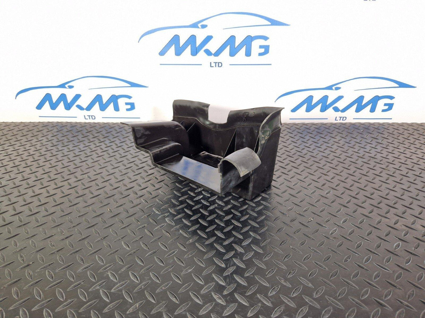 14-21 MERCEDES BENZ C220d W205 N/S AIR GUIDE DUCT CHANNEL A9108804600
