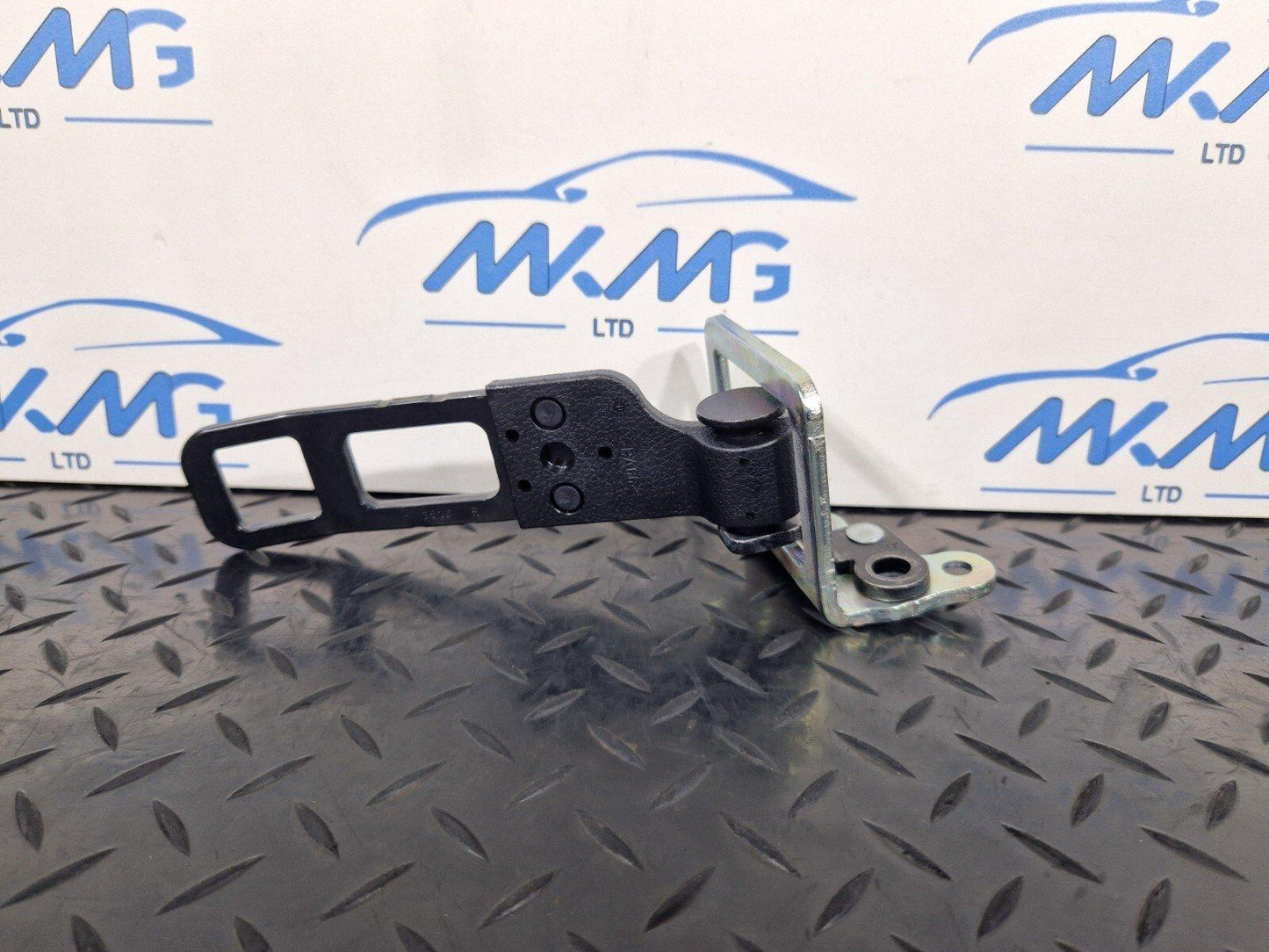 14-20 MERCEDES BENZ GLA X156 REAR SEAT LOCK STRIKER BRACKET A1569208200