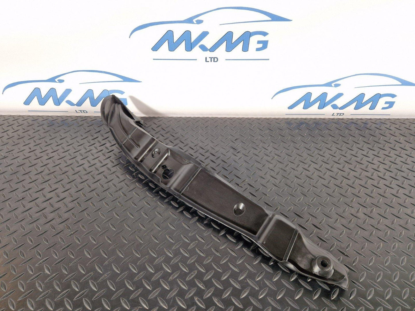 12-18 AUDI A6 C7 GENUINE FRONT WING BRACKET LEFT PASSENGER SIDE 4G0821111