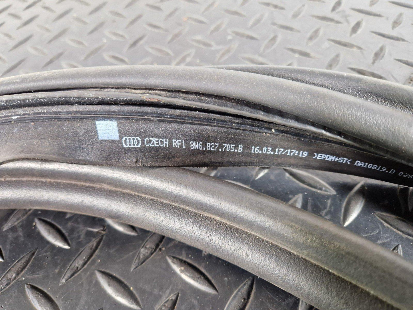 17-24 AUDI S5 F5 GENUINE OEM ORIGINAL BOOTLID TAILGATE RUBBER SEAL 8W6827705B