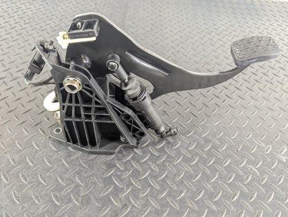13-19 MERCEDES BENZ CLA C117 GENUINE CLUTCH PEDAL & MASTER CYLINDER A2462900312