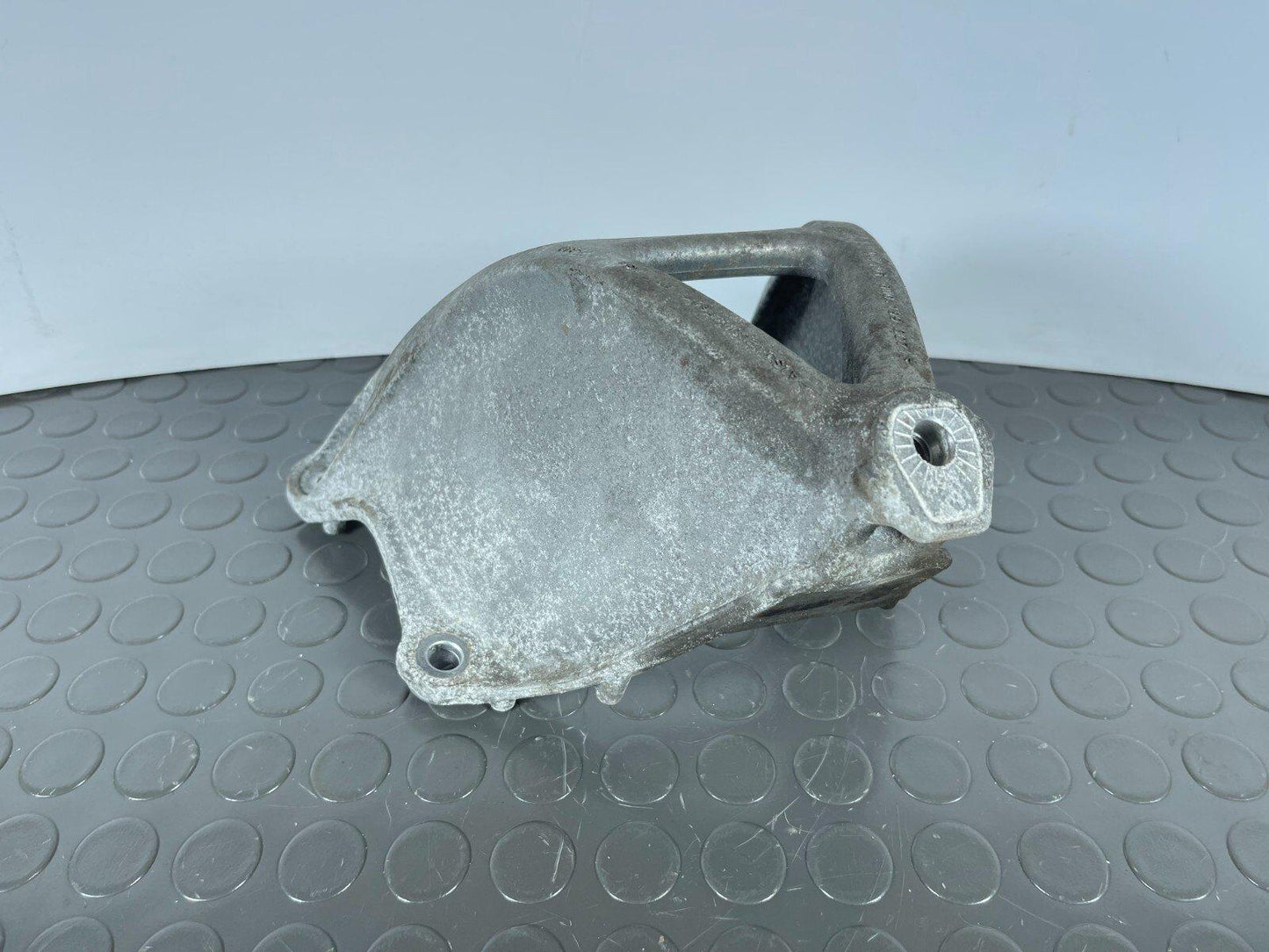 16-19 AUDI A4 B9 SALOON GENUINE 1.4 TFSI NS LEFT ENGINE MOUNT BRACKET 8W0199307F