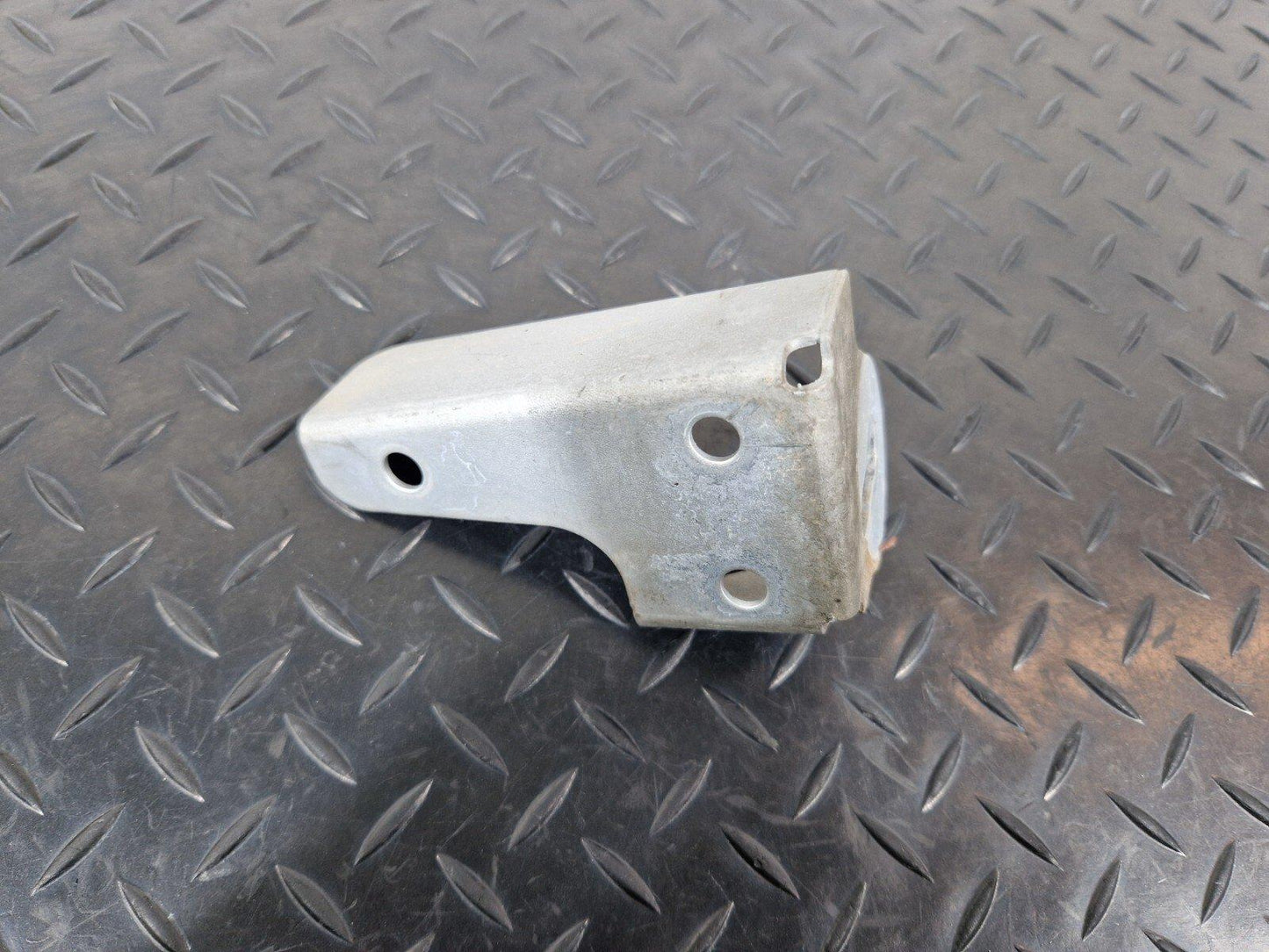 14-21 MERCEDES BENZ C200 W205 OEM MUFFLER MOUNT BRACKET HOLDER A2054921200