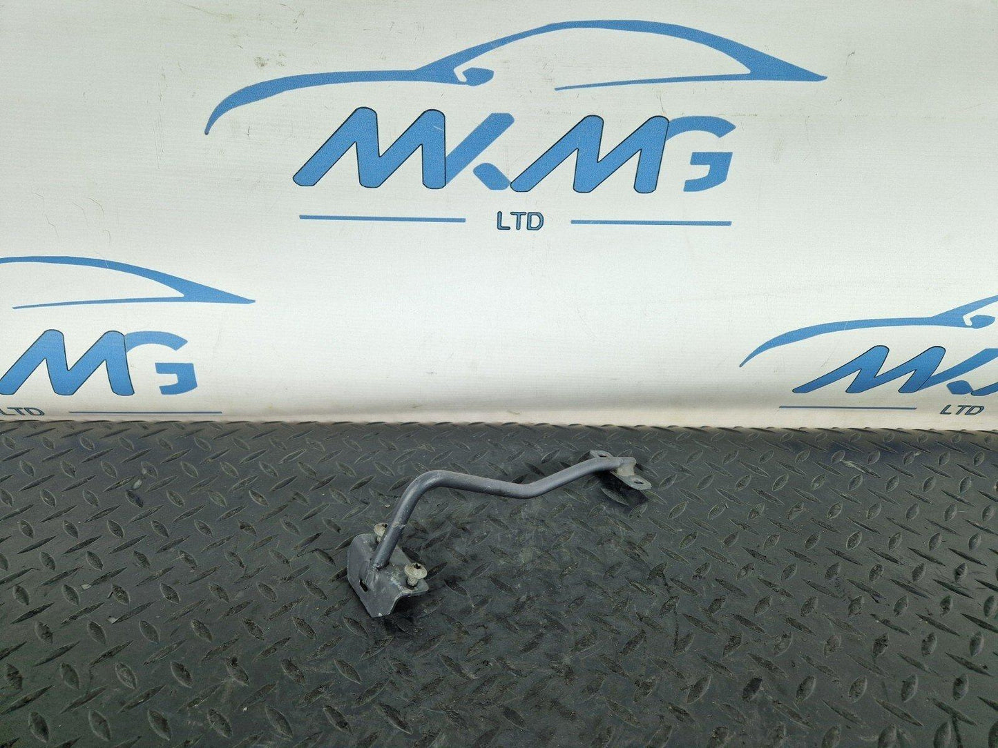 14-21 MERCEDES BENZ C200d W205 FRONT LOCKING STRIKER SUPPORT BRACKET A2058980032