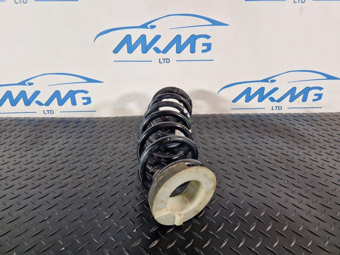 19-ON RANGE ROVER EVOQUE L551 OEM LEFT OR RIGHT REAR COIL SPRING K8D2-5B749-DB