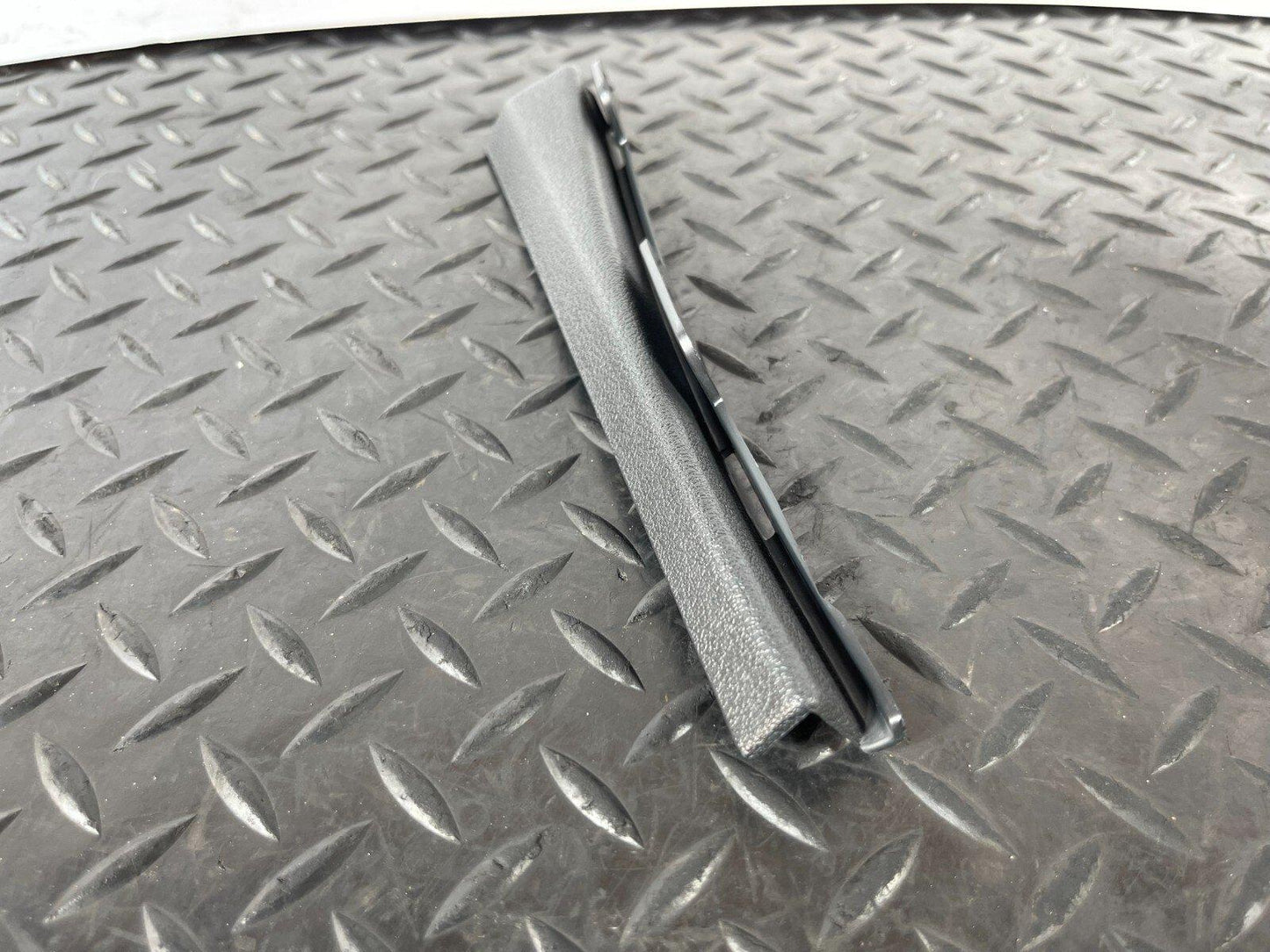 16-19 AUDI A4 B9 GENUINE RIGHT DRIVER SIDE A PILLAR BRACKET 8W0868204