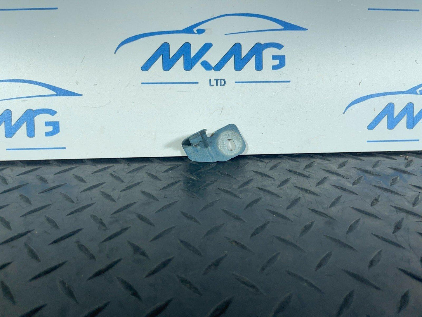 16-23 AUDI A5 F5 SPORTBACK S-LINE FRONT RIGHT DRIVER SIDE WING BRACKET 8W0821470