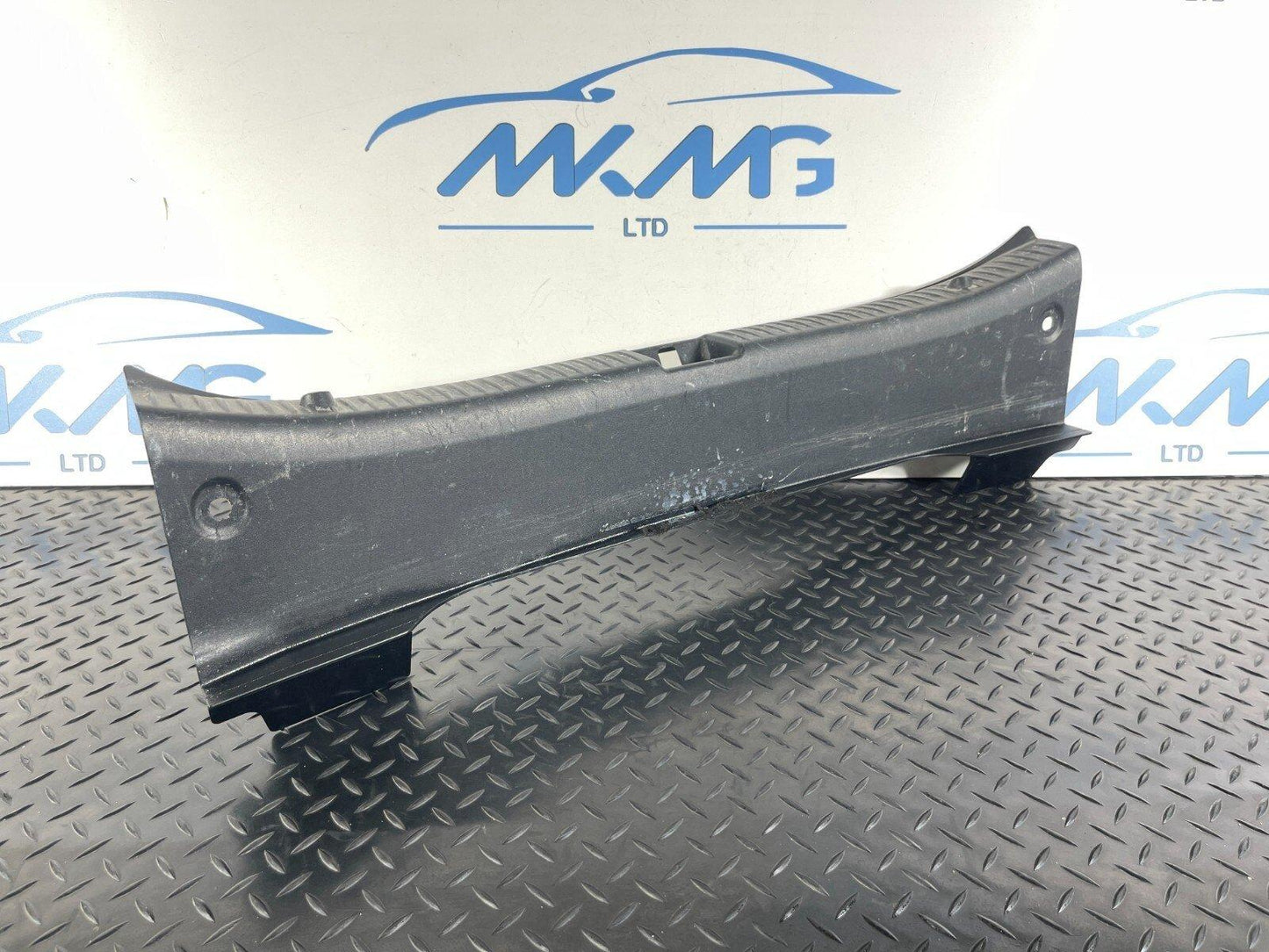 14-21 MERCEDES BENZ C350e W205 GENUINE TAILGATE TRIM COVER A2056908204
