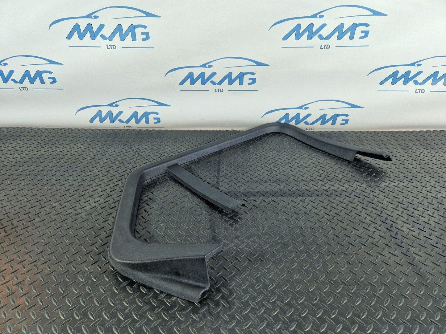 14-21 MERCEDES BENZ C300h W205 OEM REAR LEFT WINDOW TRIM A2057370371