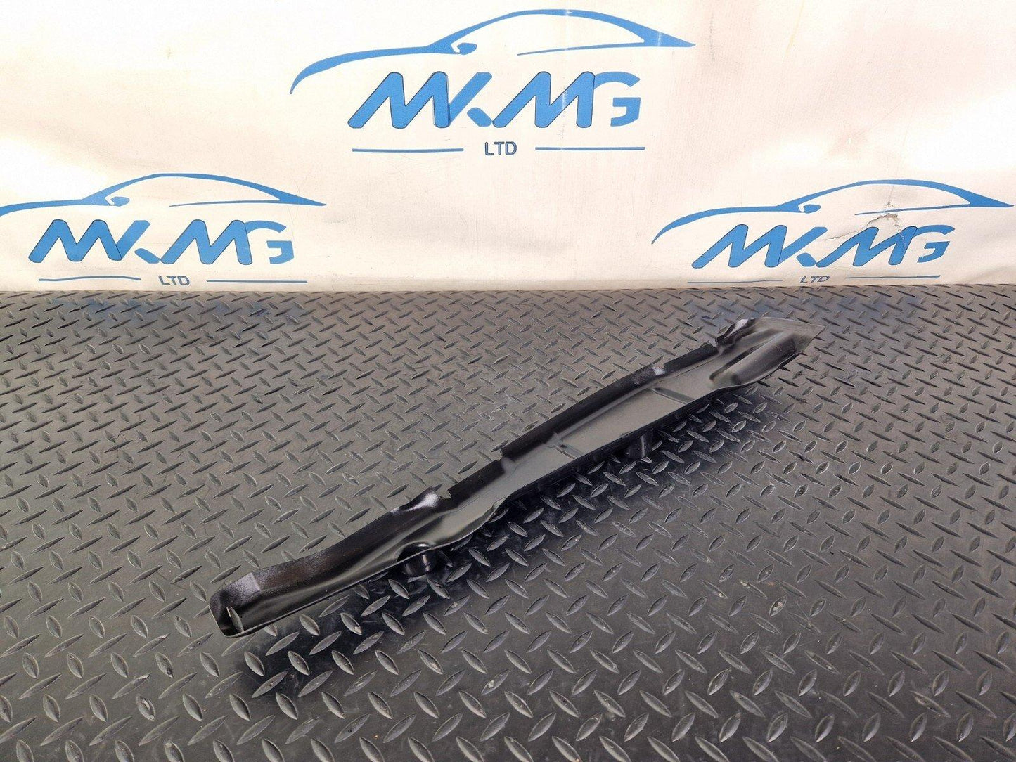 16-19 AUDI A4 B9 GENUINE FRONT LEFT SIDE N/S WING FILLER INSULATOR 8W0821111