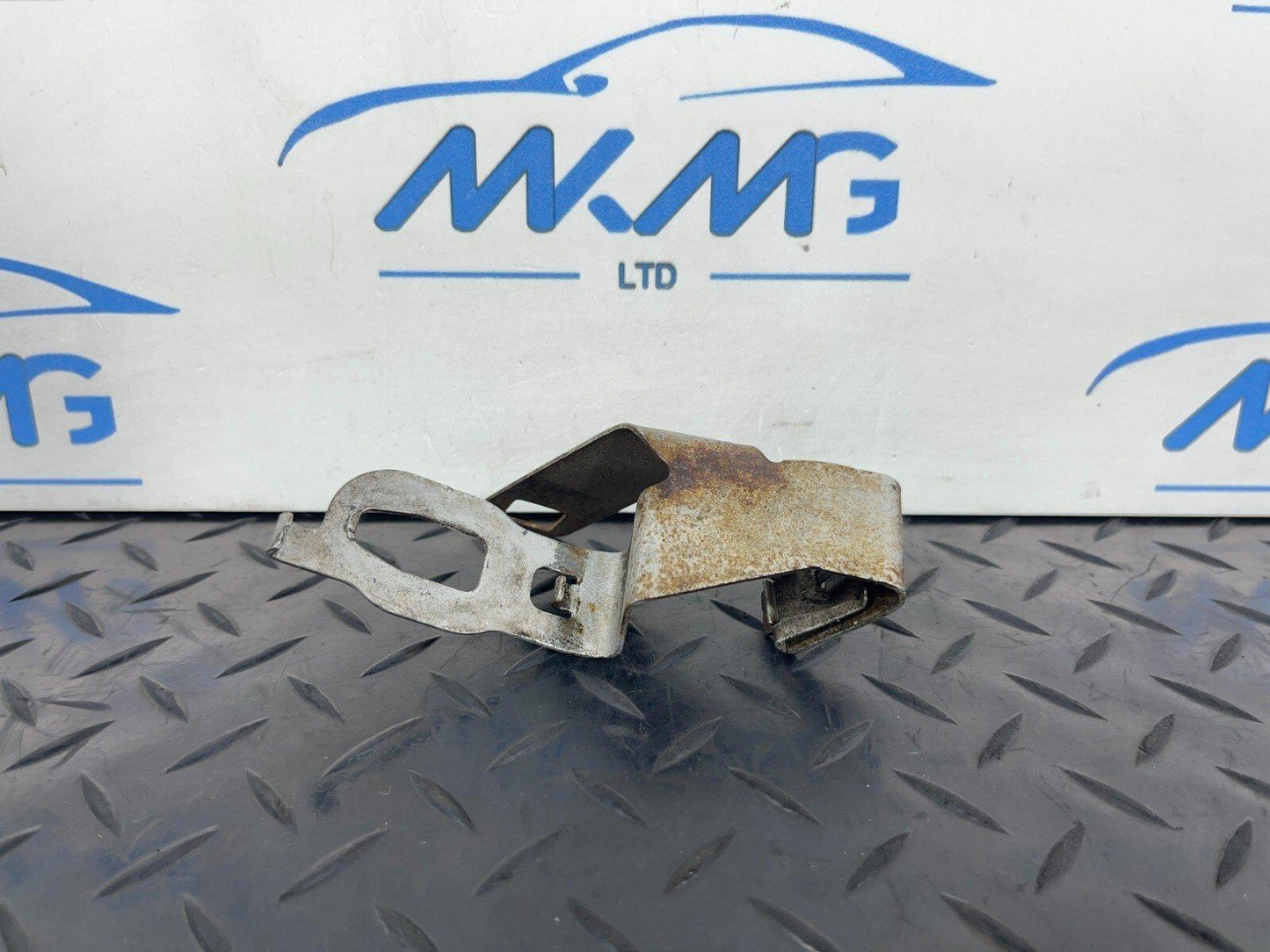 14-21 MERCEDES BENZ C300h W205 UNDERSHIELD RIGHT BRACKET A2055240240
