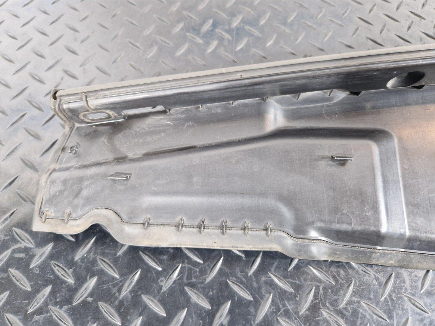 16-22 BMW X1 F48 GENUINE PASSENGER LEFT SIDE BONNET ENGINE SEAL BRACKET 7329399