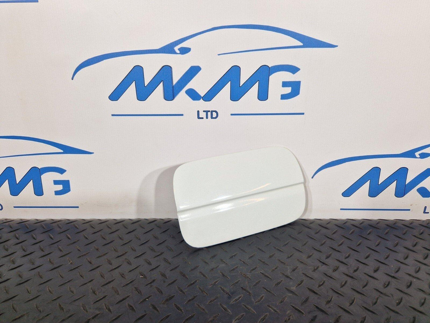 16-19 AUDI A4 B9 GENUINE SALOON FUEL DOOR COVER IN WHITE LY9C 8W0809907