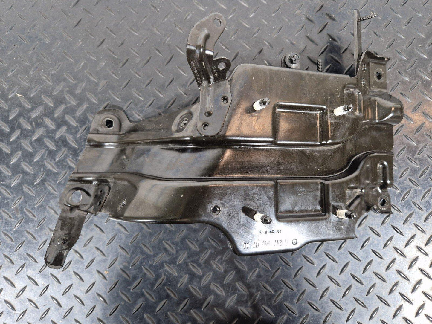19-ON MERCEDES BENZ A CLASS EQ W177 ENGINE BAY SUPPORT BRACKET A2475450700