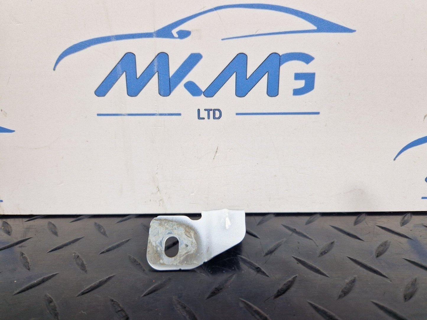 16-23 AUDI S5 COUPE GENUINE FRONT RIGHT DRIVER SIDE WING BRACKET 8W0821470