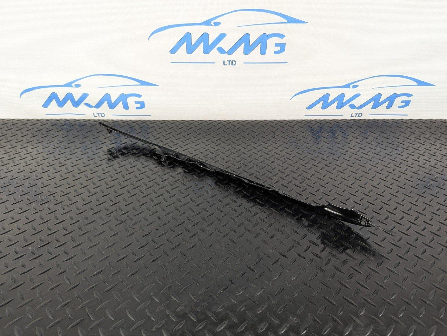 13-19 MERCEDES BENZ CLA C117 FRONT RIGHT O/S SIDE BONNET SEAL A1178800297