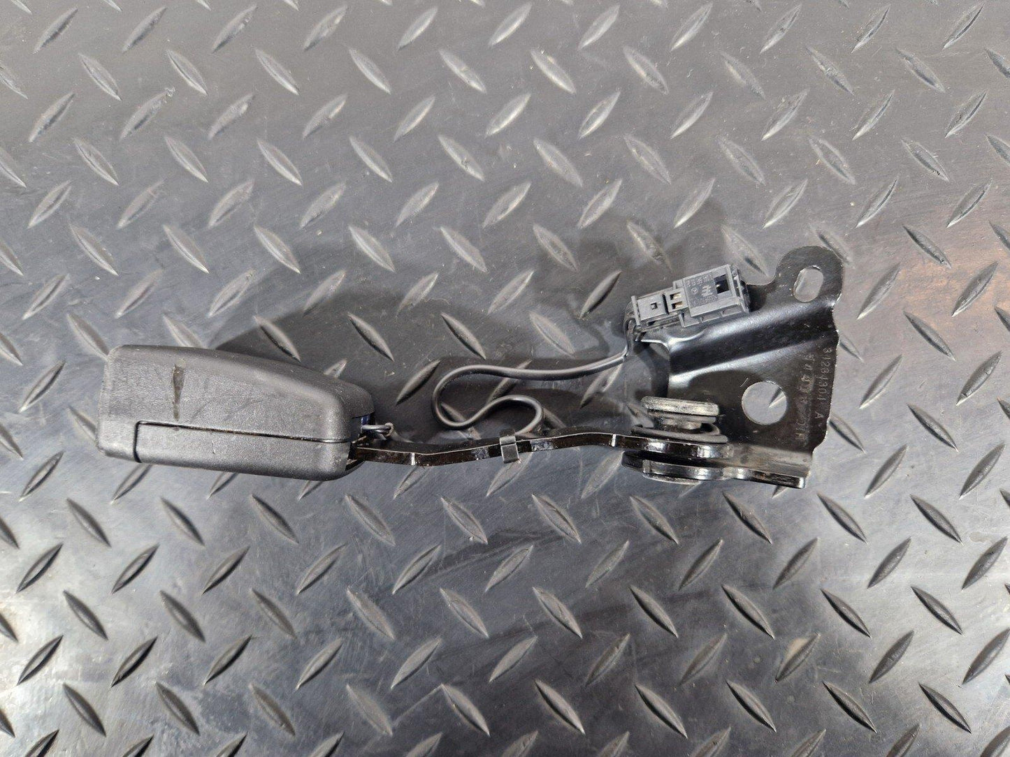 19-ON MERCEDES B CLASS W247 REAR LEFT SEAT BELT A2478600569