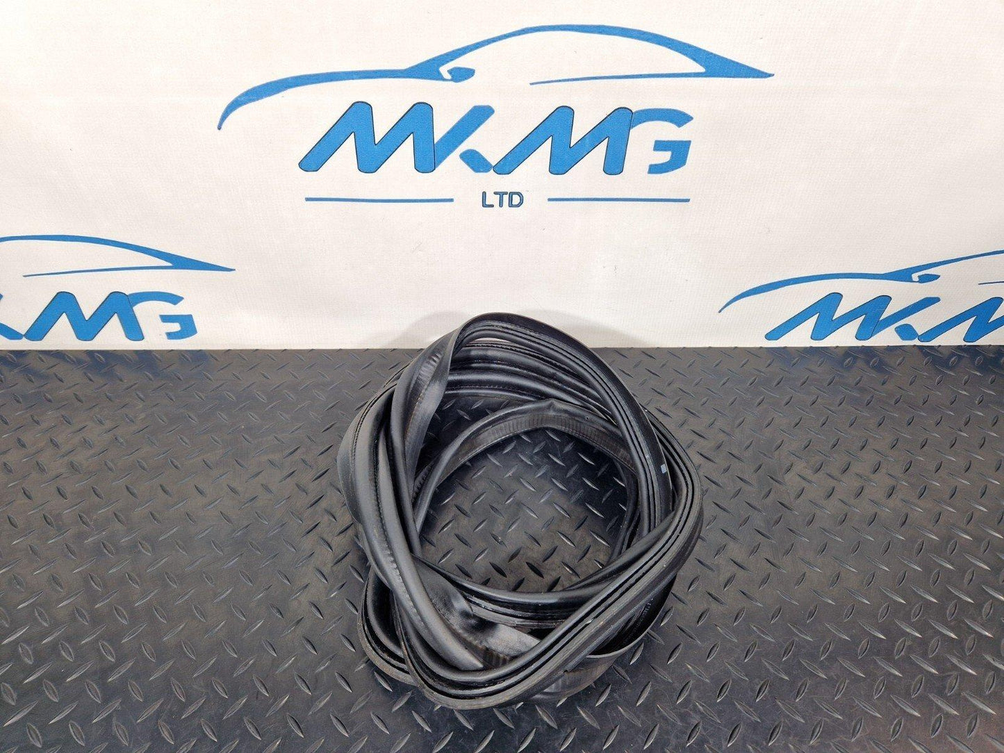 16-19 AUDI A4 B9 SALOON GENUINE TAILGATE BOOT LID RUBBER SEAL 8W5827705C