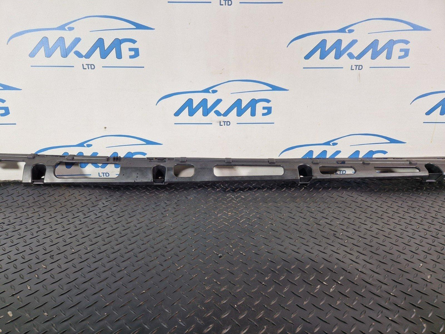 11-19 MERCEDES BENZ ML W166 OEM RIGHT SIDE SKIRT TRIMMING BRACKET A1666980227