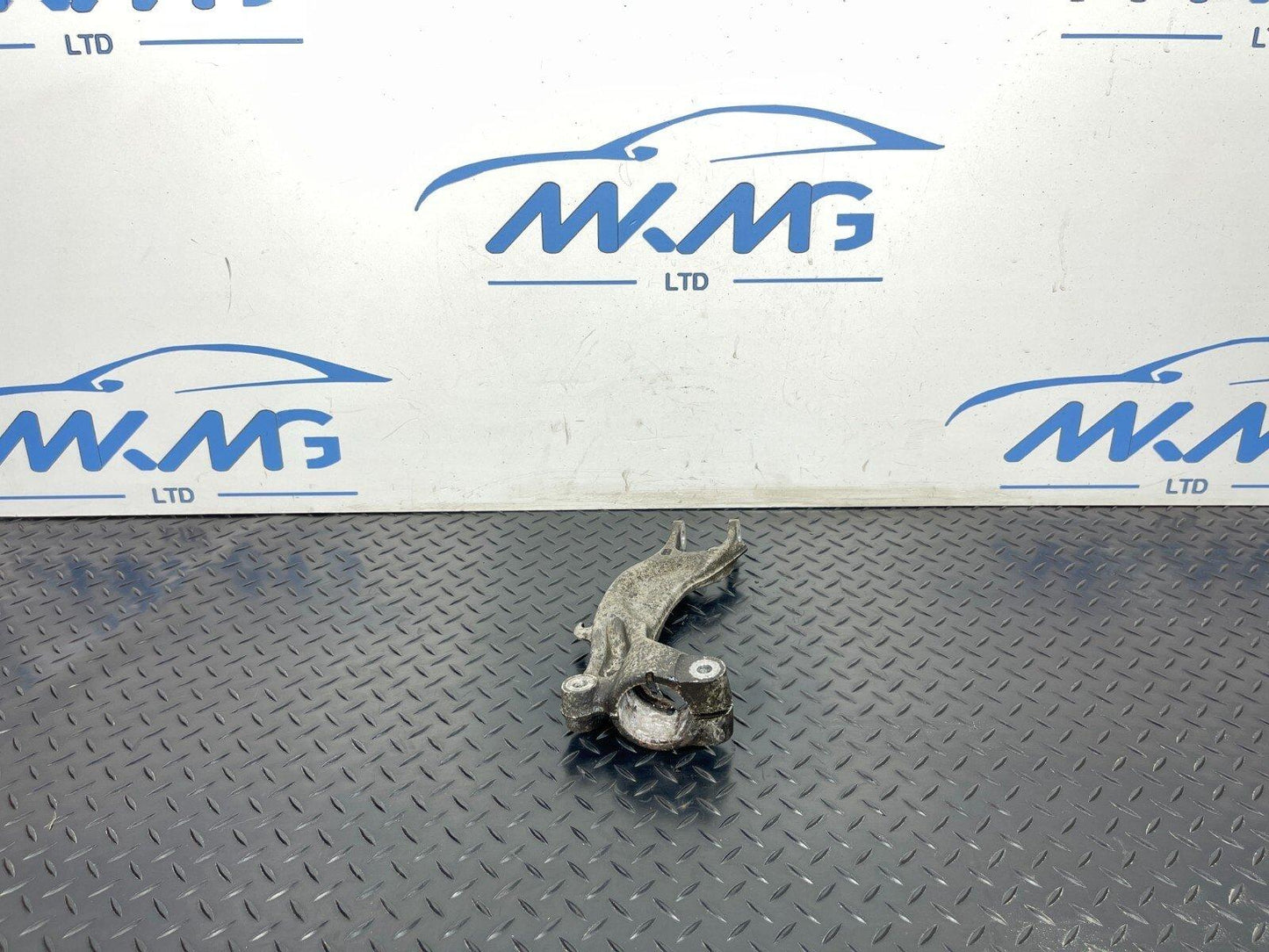 16-19 AUDI A4 B9 FRONT RIGHT SIDE SUSPENSION STRUT BRACKET 8W0413038