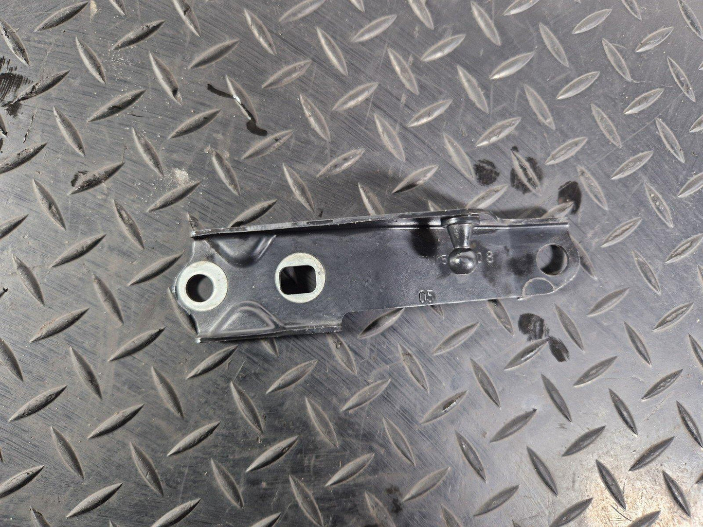 14-21 BMW 2 SERIES ACTIVE TOURER F45 PASSENGER SIDE BONNET STRUT HOLDER 7300531