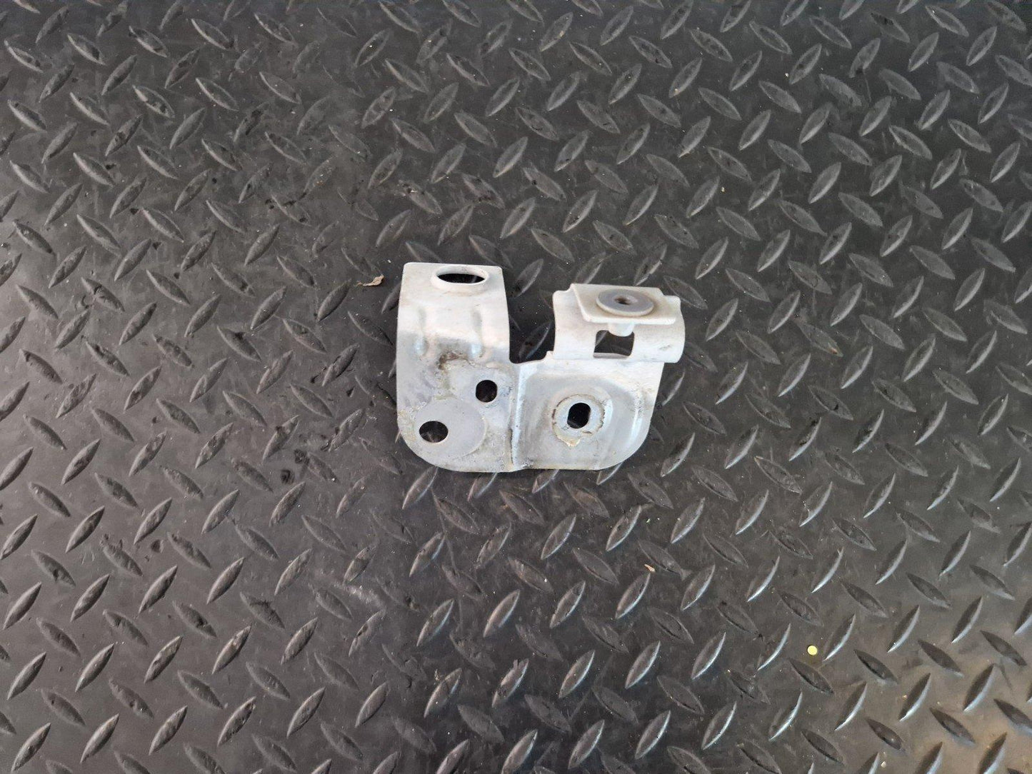 16-20 AUDI Q7 4M GENUINE FRONT LEFT N/S/F WING FENDER BRACKET HOLDER 4M0821167A