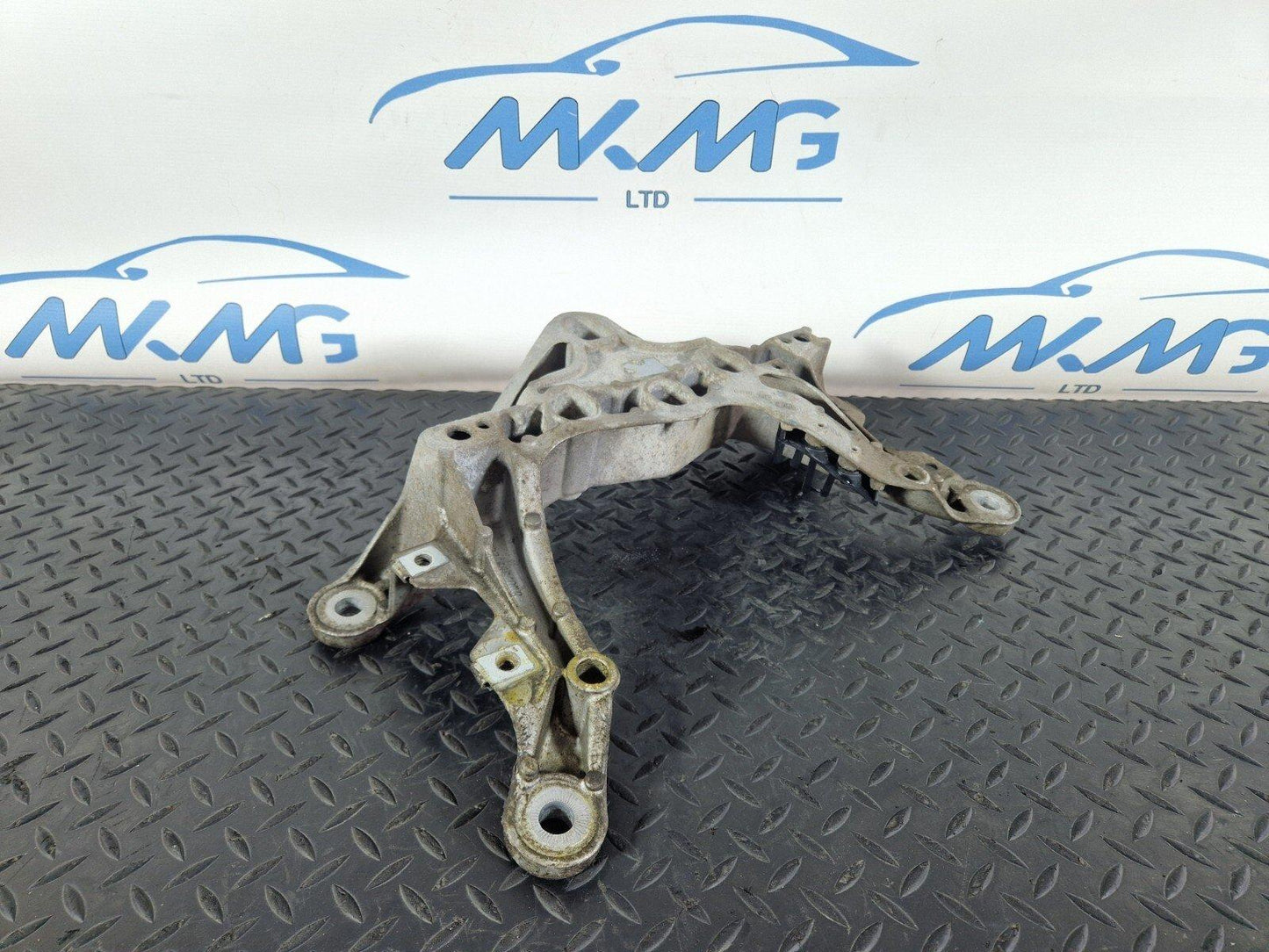 16-19 AUDI A4 B9 GENUINE OEM MANUAL GEARBOX TRANSMISSION BRACKET 8W0399262AD