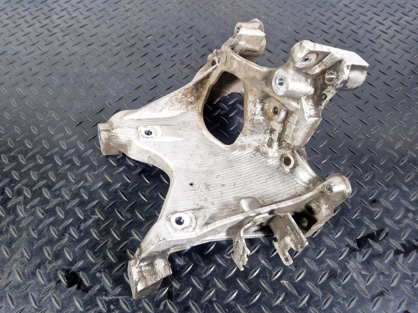 16-19 AUDI A4 B9 2.0 TDI DEU GENUINE RIGHT SIDE ENGINE MOUNT BRACKET 8W0399296E