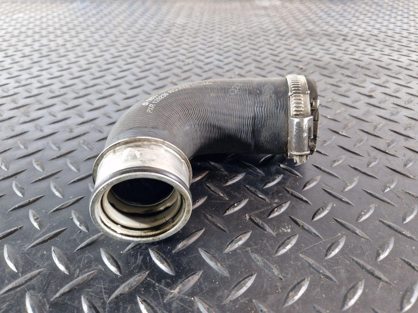 10-18 VW TOUAREG 7P GENUINE INTERCOOLER PIPE HOSE 7P0145708A