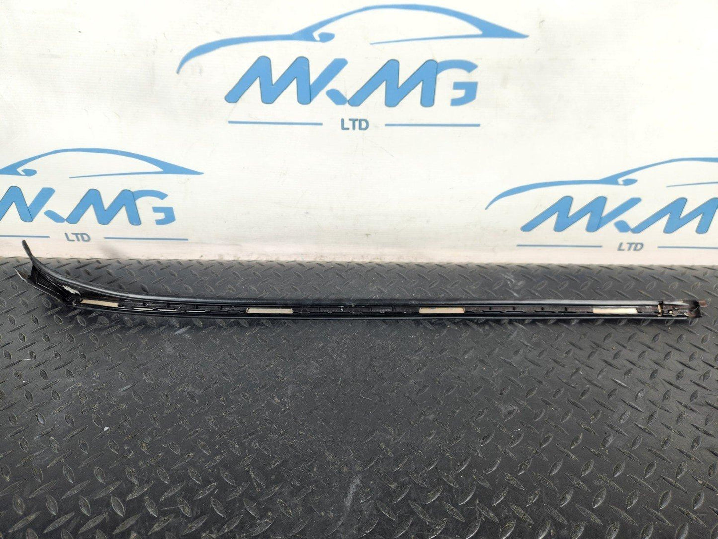11-19 MERCEDES BENZ ML W166 GENUINE RIGHT O/S FRONT WINDSHIELD TRIM A1666901280