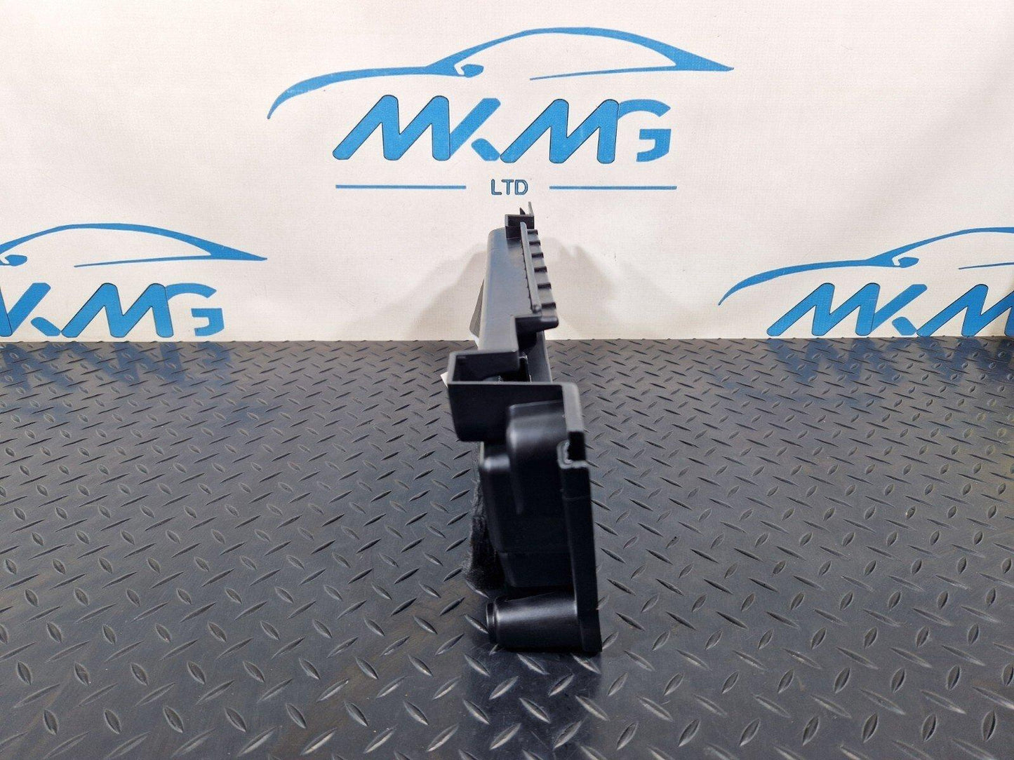 14-21 MERCEDES BENZ C200d W205 WARNING TRIANGLE TRAY HOLDER BRACKET A2056803903