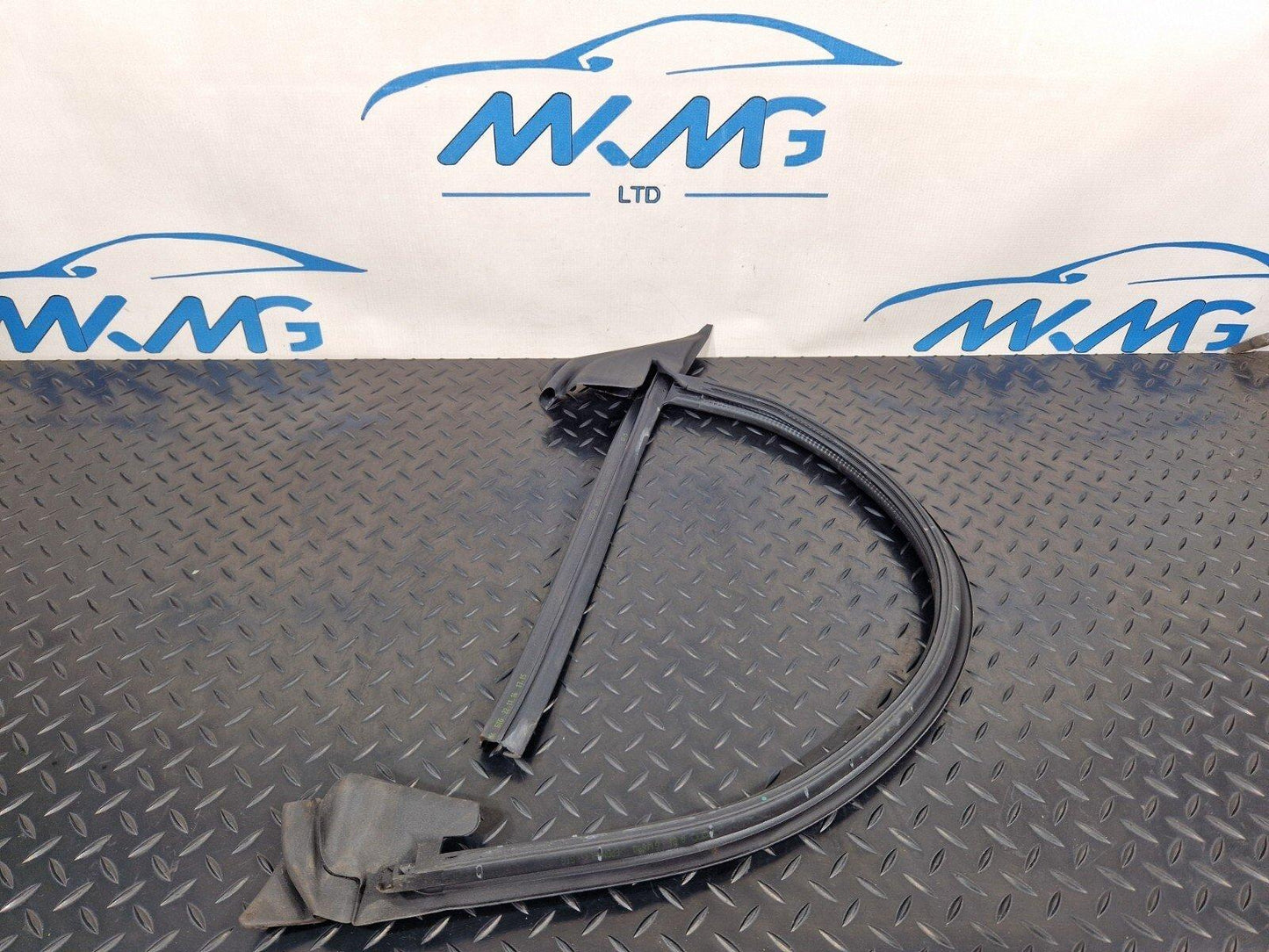16-23 AUDI A5 F5 SPORTBACK FRONT RIGHT DOOR WINDOW APERTURE INNER SEAL 8W8837480