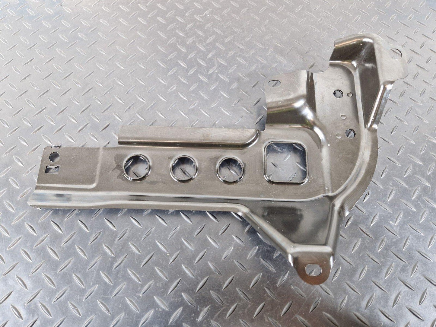 14-21 MERCEDES BENZ C300h W205 BOOT TRUNK FLOOR LEFT SUPPORT BRACKET A2056100102