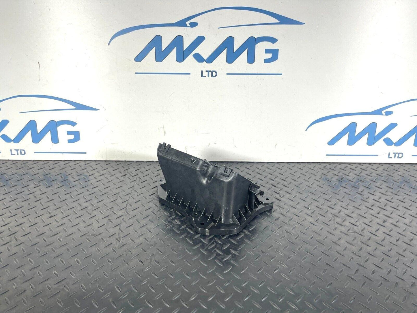 16-19 AUDI A4 B9 GENUINE FRONT AIR INTAKE DUCT VENT 8W2819904A