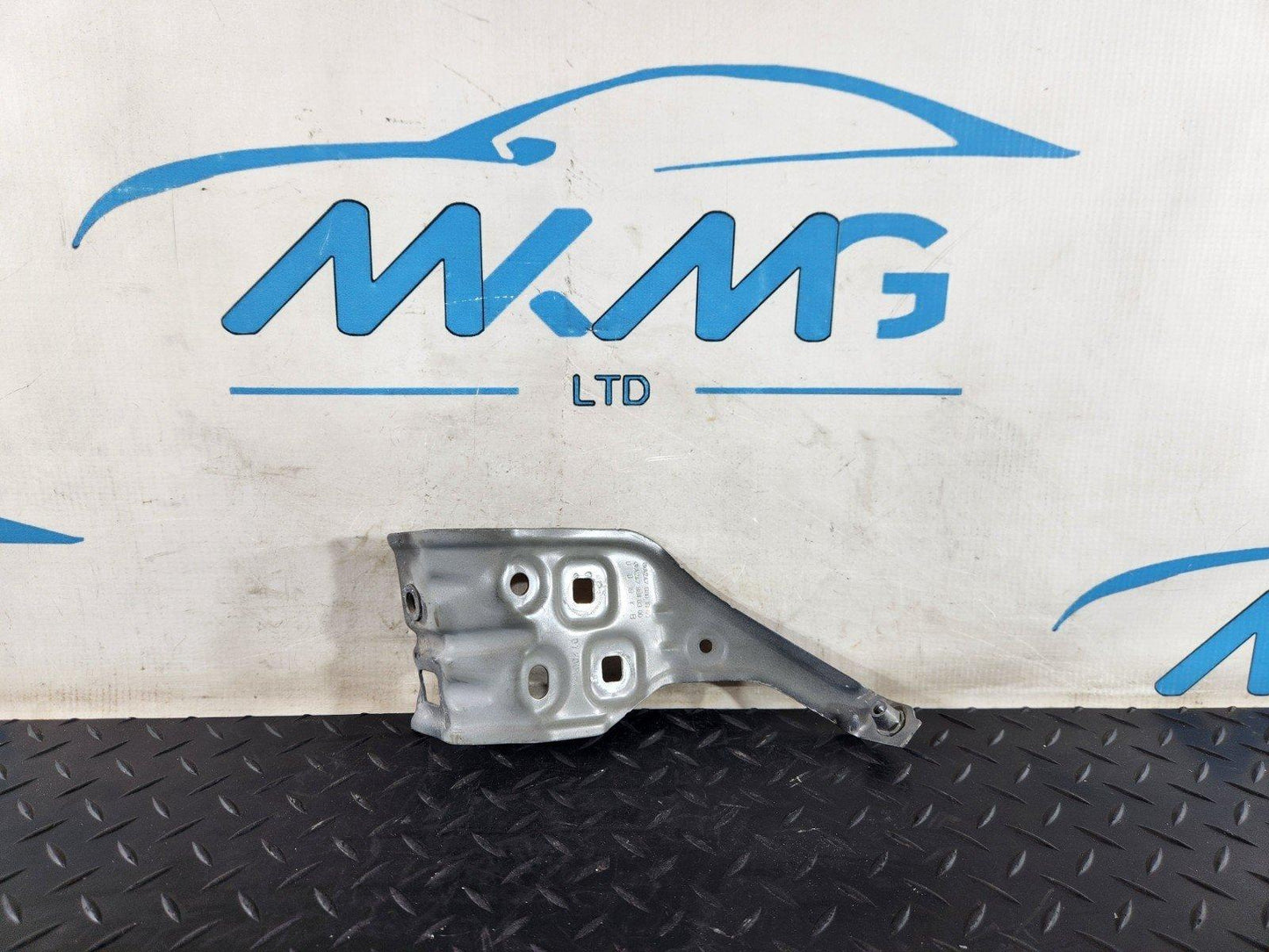 19-ON MERCEDES BENZ B CLASS W247 FRONT RIGHT SIDE WING BRACKET A2478810300