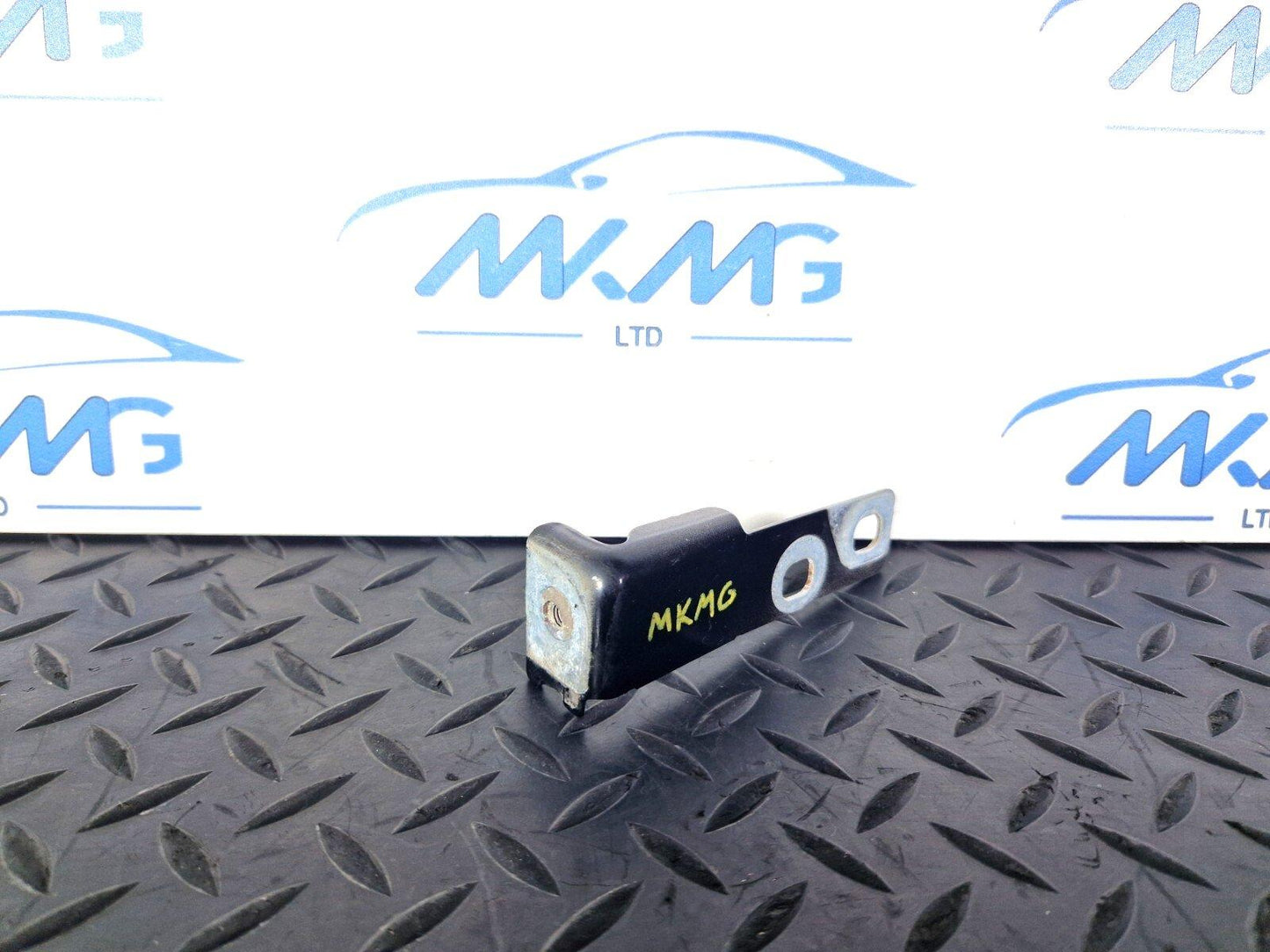 16-19 AUDI A4 B9 GENUINE OEM FRONT LEFT PASSENGER SIDE WING BRACKET 8W0821433