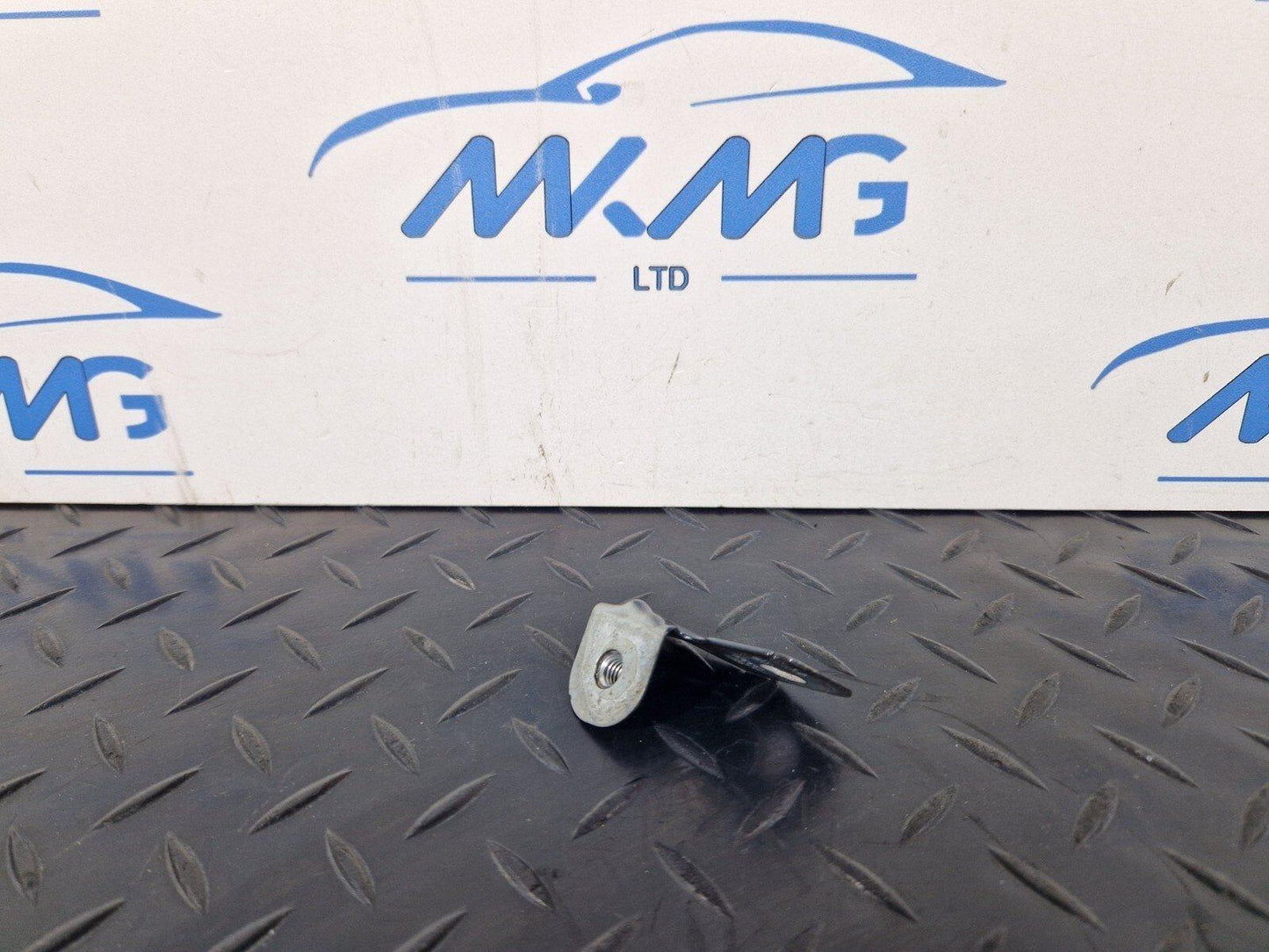 16-19 AUDI A4 AVANT B9 S-LINE FRONT RIGHT DRIVER SIDE WING BRACKET 8W0821470