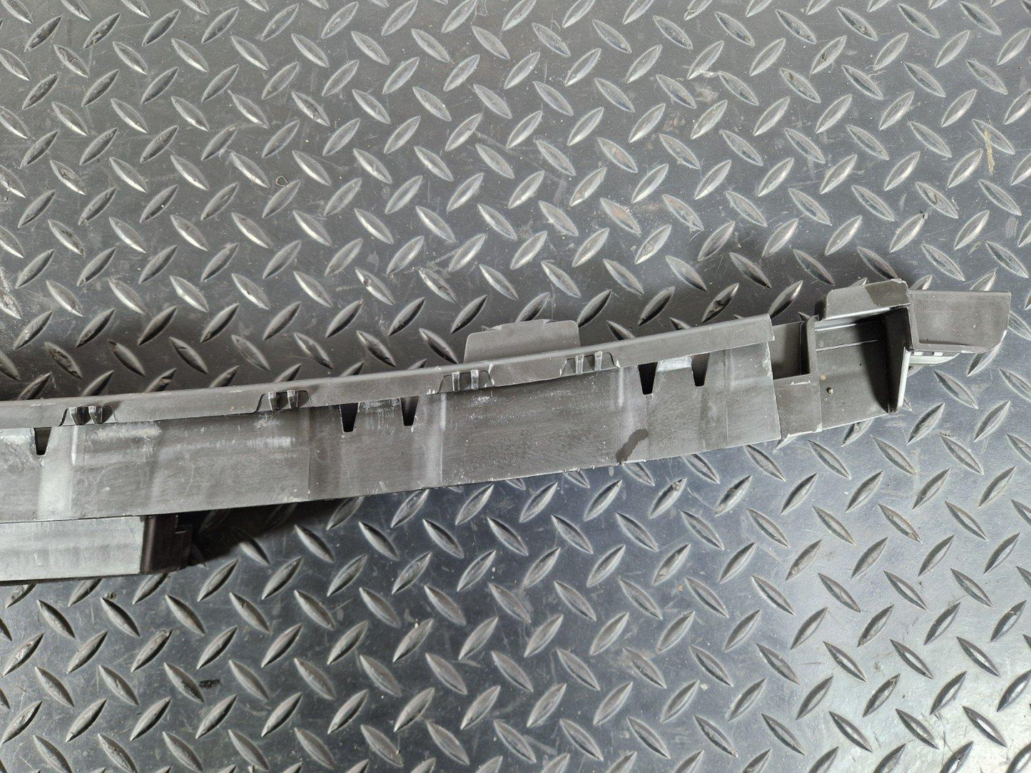 12-18 AUDI A6 C7 GENUINE REAR BUMPER CENTRE MIDDLE SUPPORT BRACKET 4G9807458