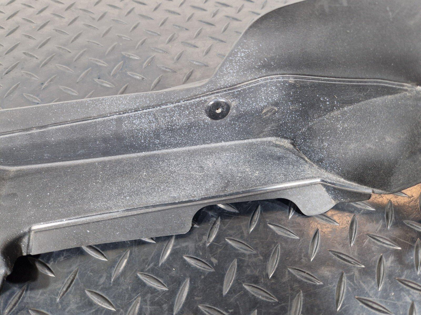 16-19 AUDI A4 B9 GENUINE RIGHT DRIVER SIDE WING PANEL SEAL 8W0821170